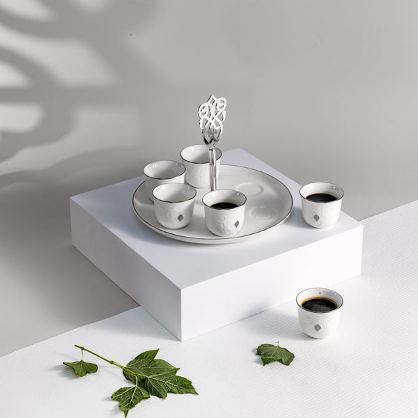 طقم قهوة عربية مع ستاند 7 قطع من نقش- أبيض و فضي