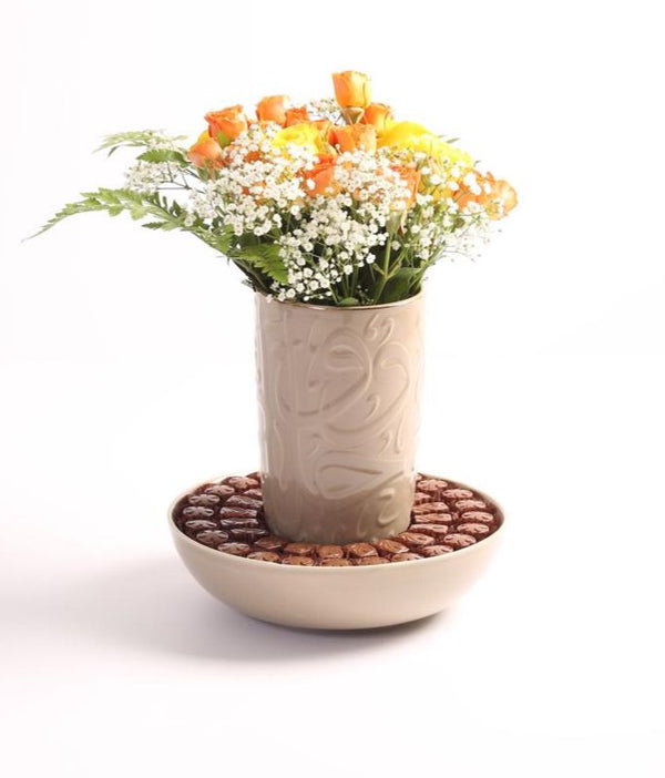 صينية شوكولاتة مع مزهرية ورود مجانية